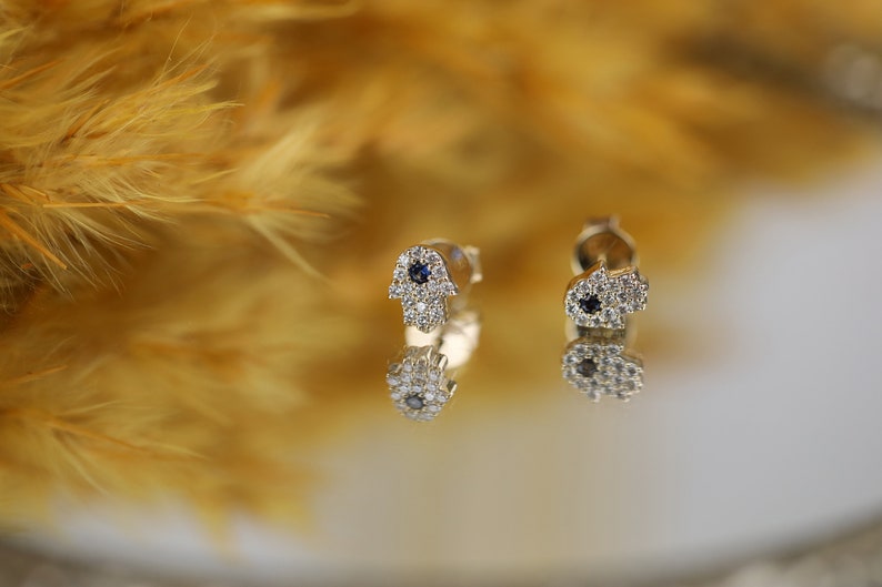 Studs mano Fatima diamantes 14k, 0.04 CT