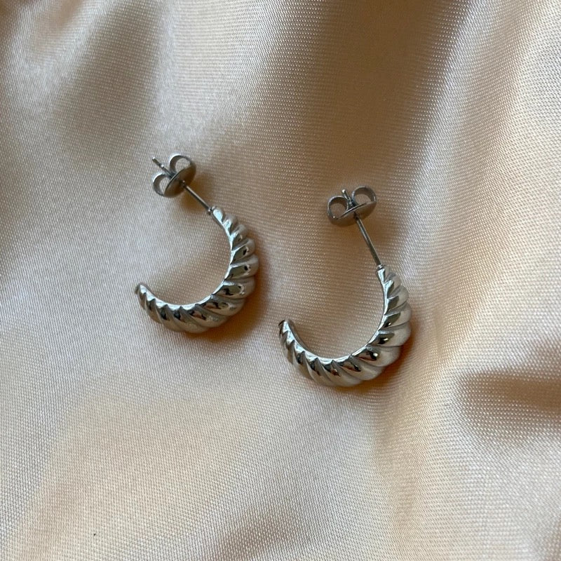 Aretes Mini Croissant en color plata y oro