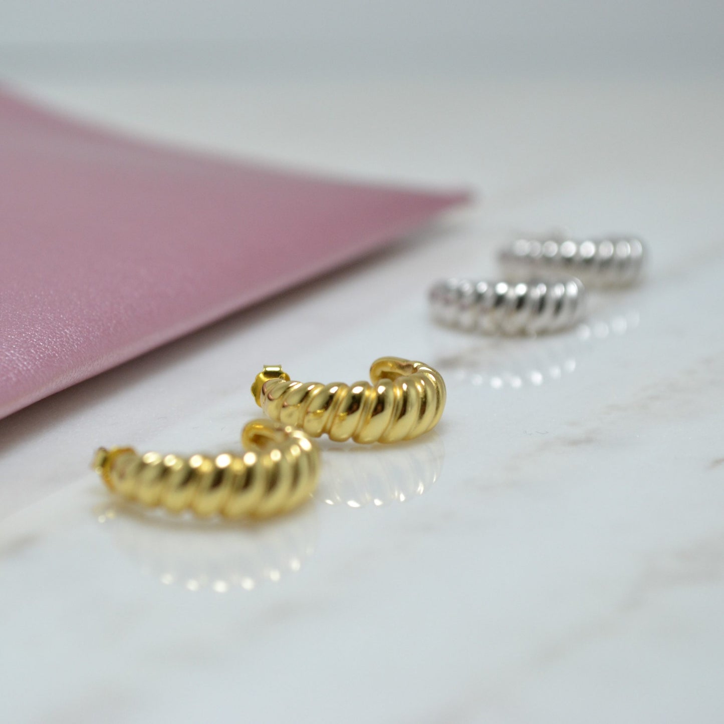 Aretes Mini Croissant en color plata y oro